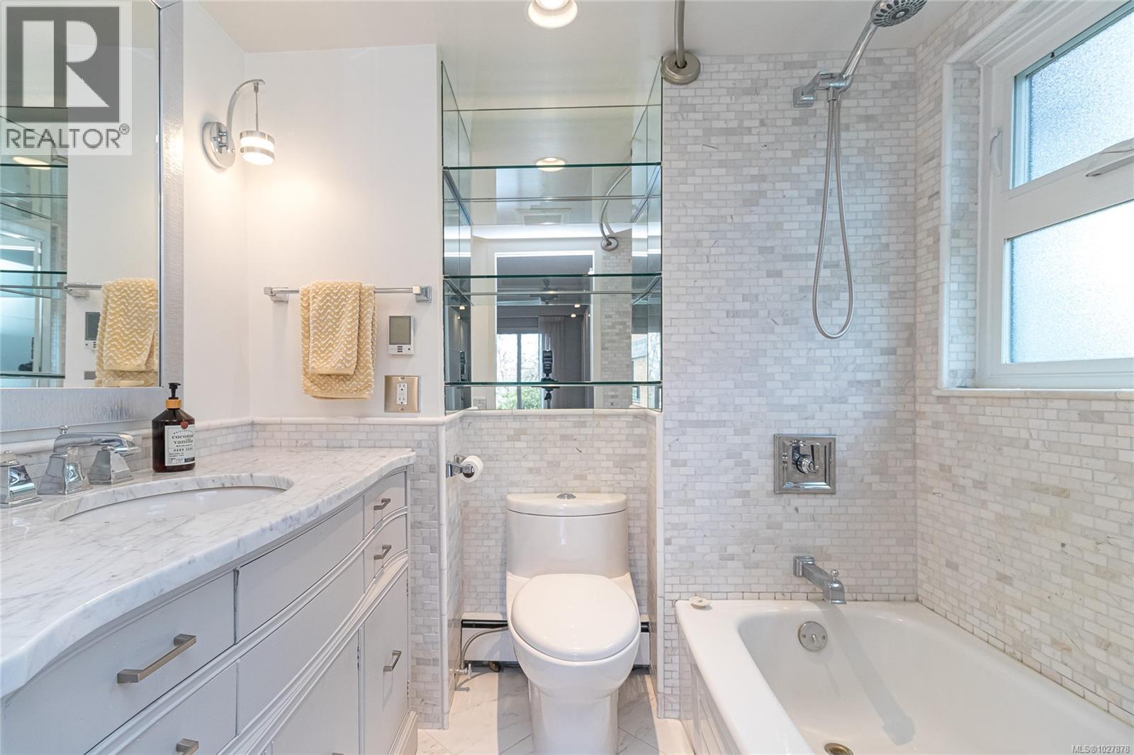 301 2930 Cook Street, Victoria