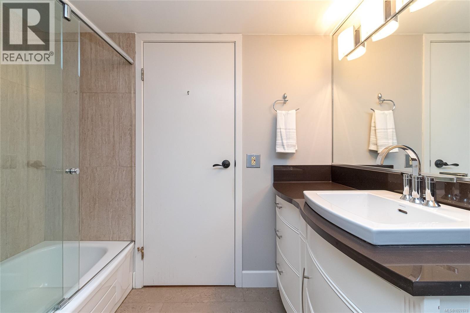 301 2930 Cook Street, Victoria