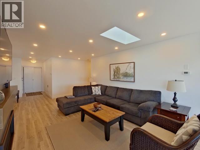 6848 COURTENAY STREET, Powell River