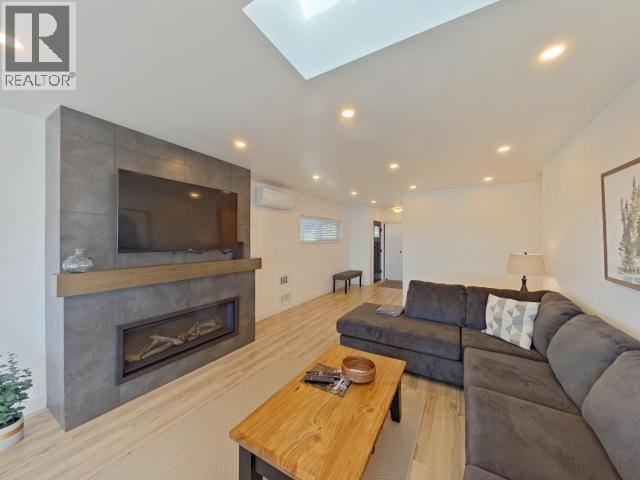 6848 COURTENAY STREET, Powell River