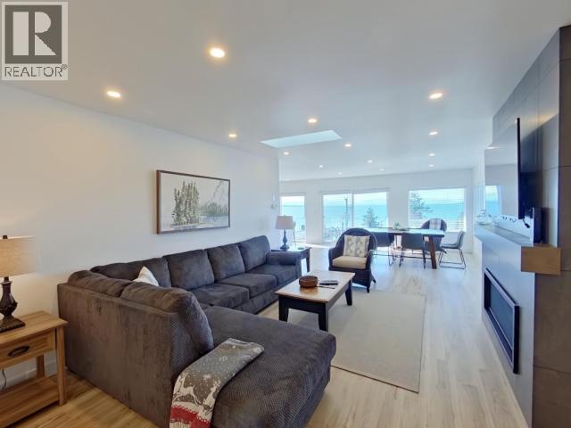 6848 COURTENAY STREET, Powell River