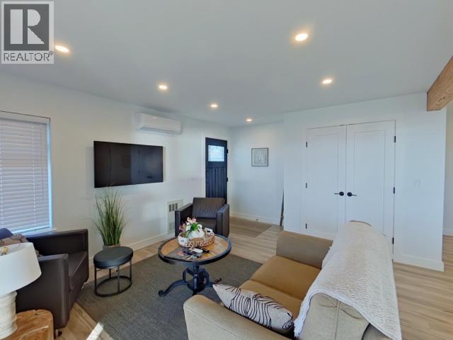 6848 COURTENAY STREET, Powell River