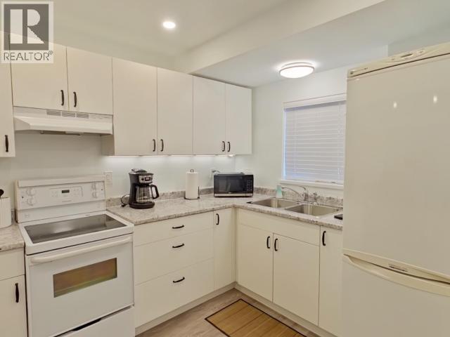 6848 COURTENAY STREET, Powell River