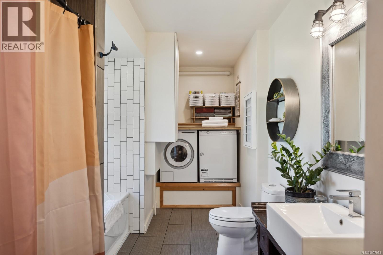 1304 Midden Rd, Comox