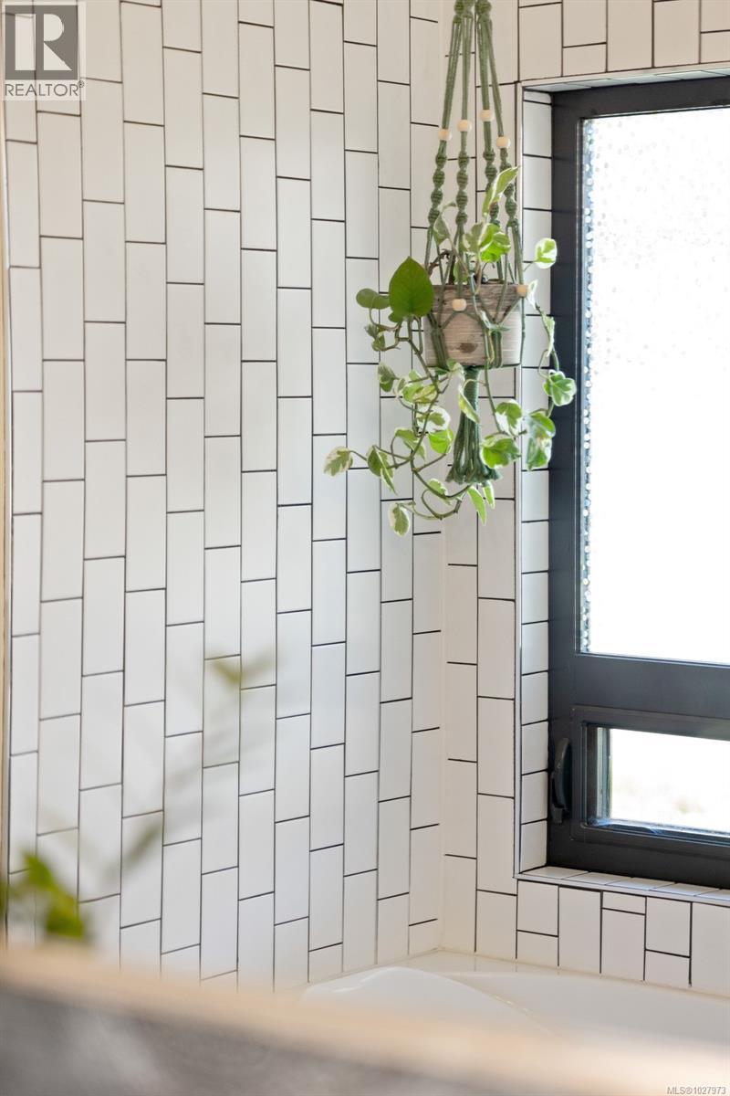 1304 Midden Rd, Comox