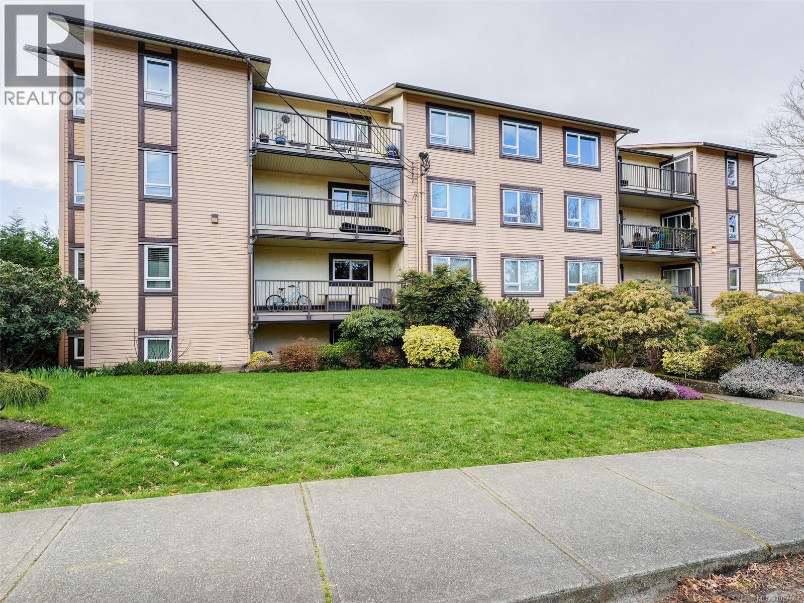 202 3258 Alder Street, Saanich