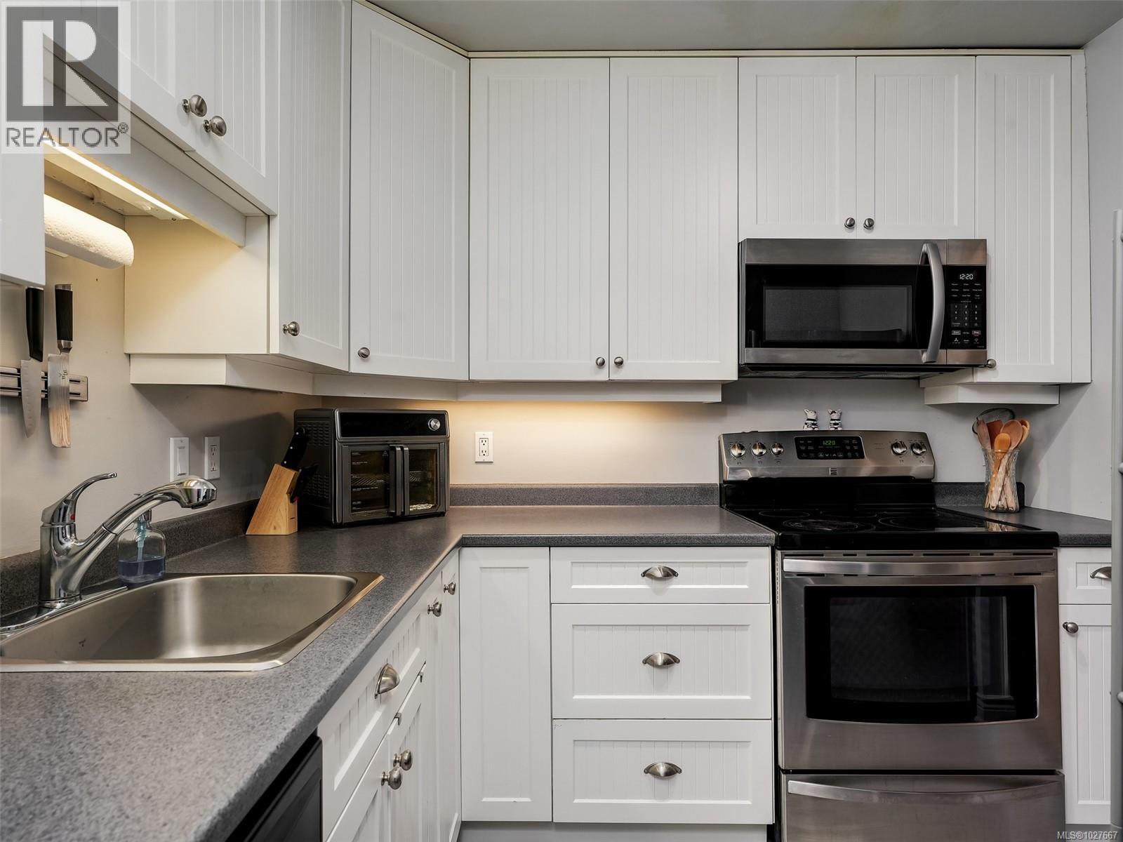 202 3258 Alder Street, Saanich