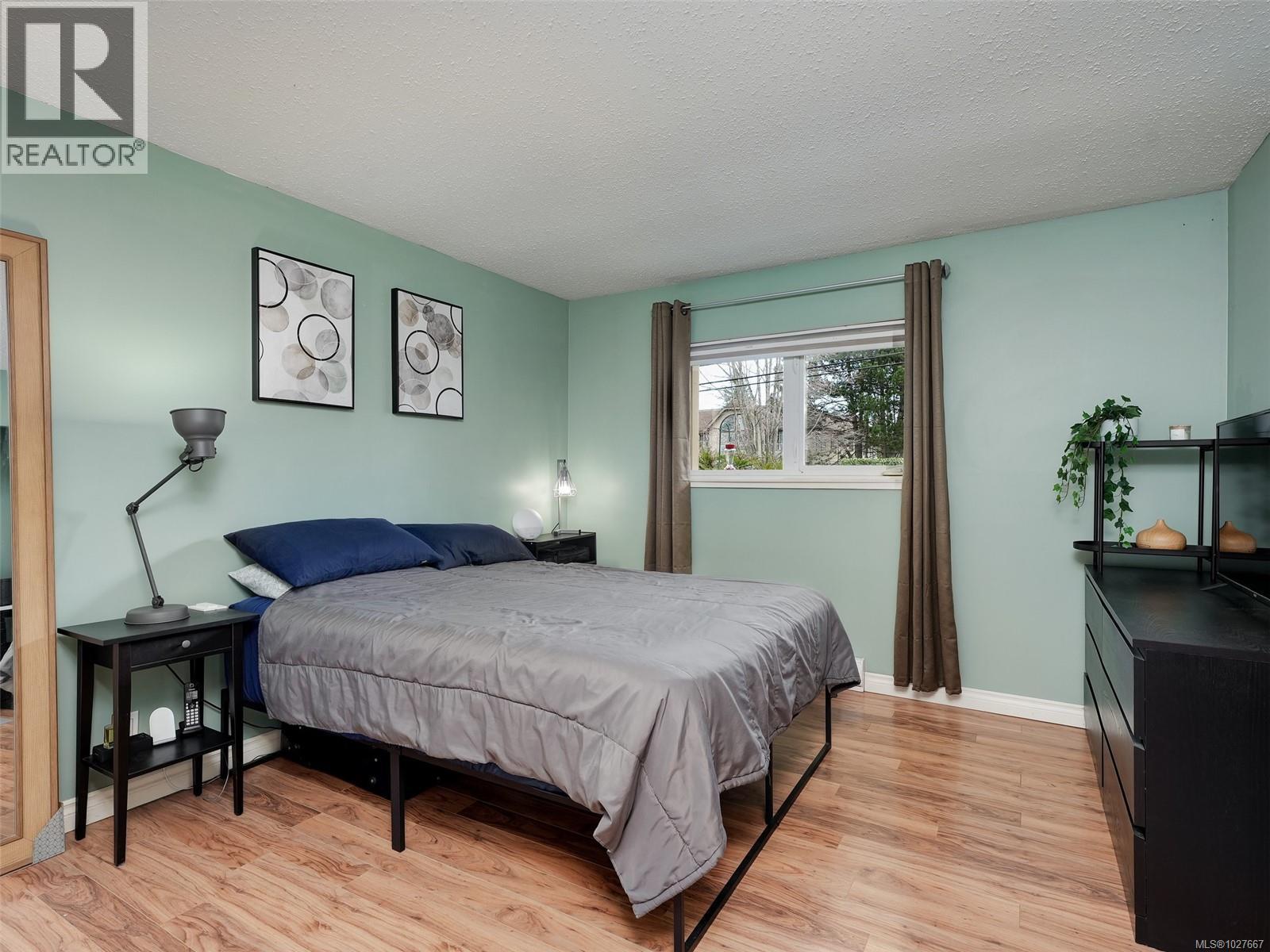 202 3258 Alder Street, Saanich