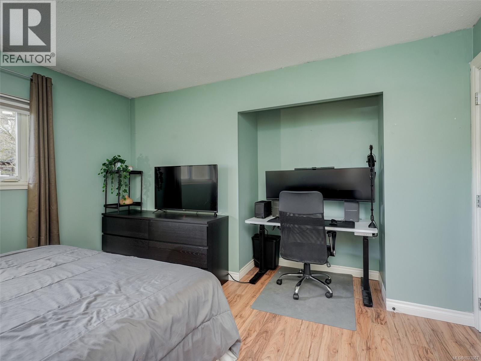 202 3258 Alder Street, Saanich