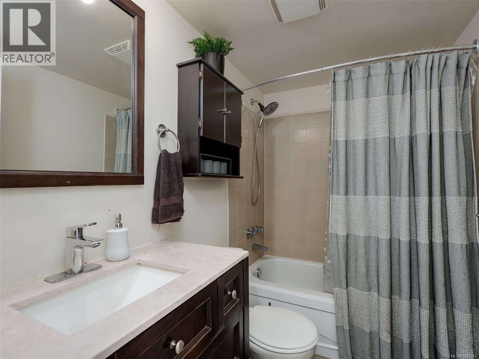 202 3258 Alder Street, Saanich