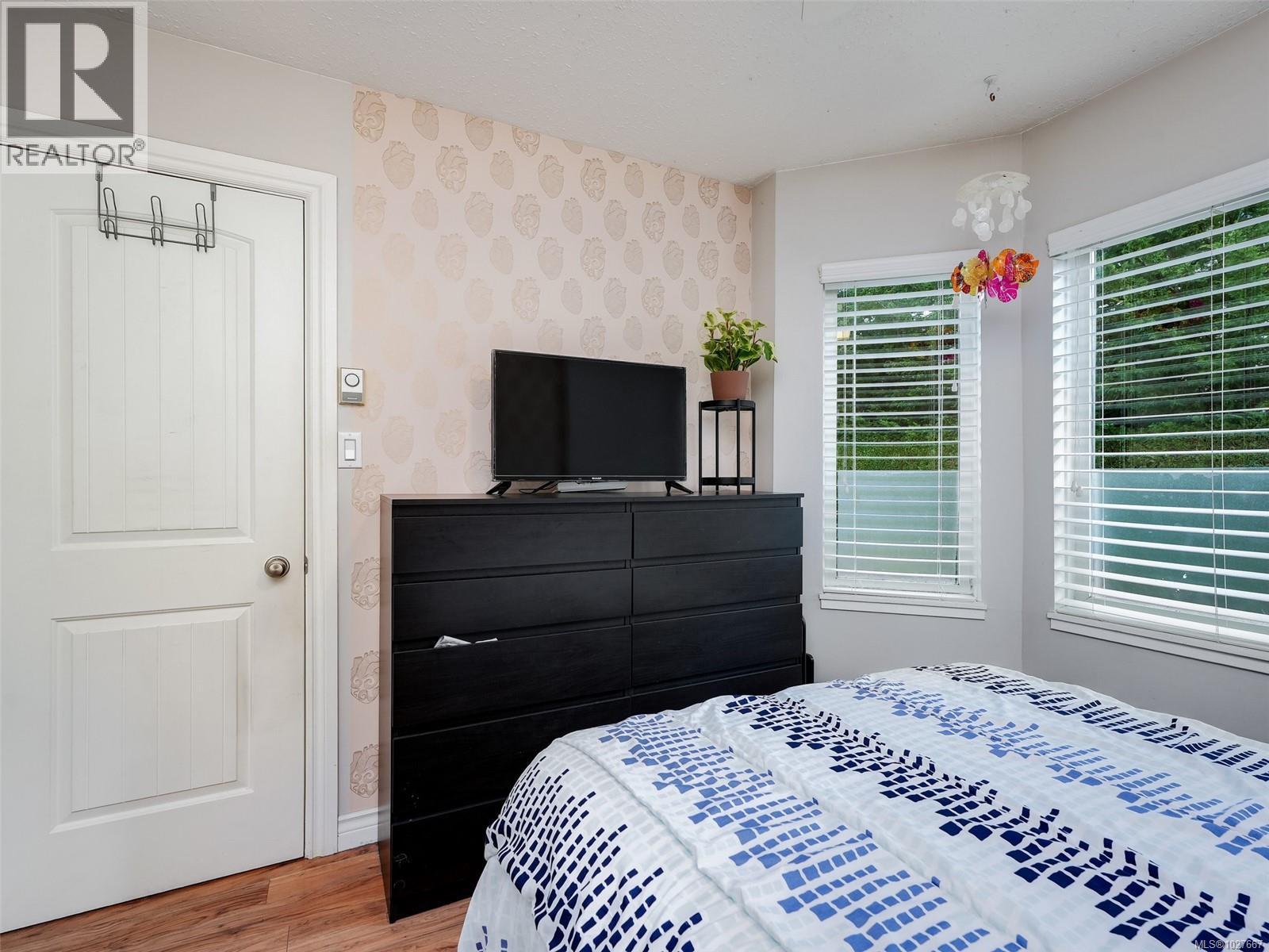 202 3258 Alder Street, Saanich