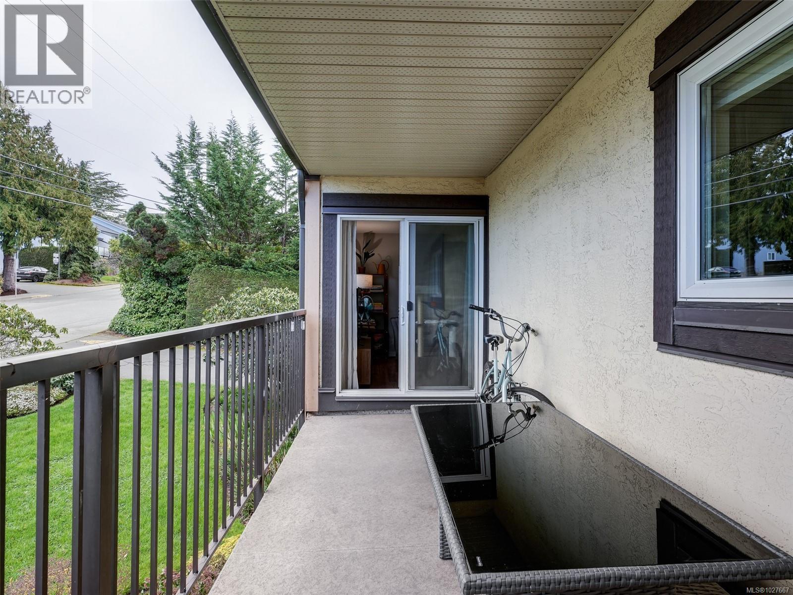 202 3258 Alder Street, Saanich