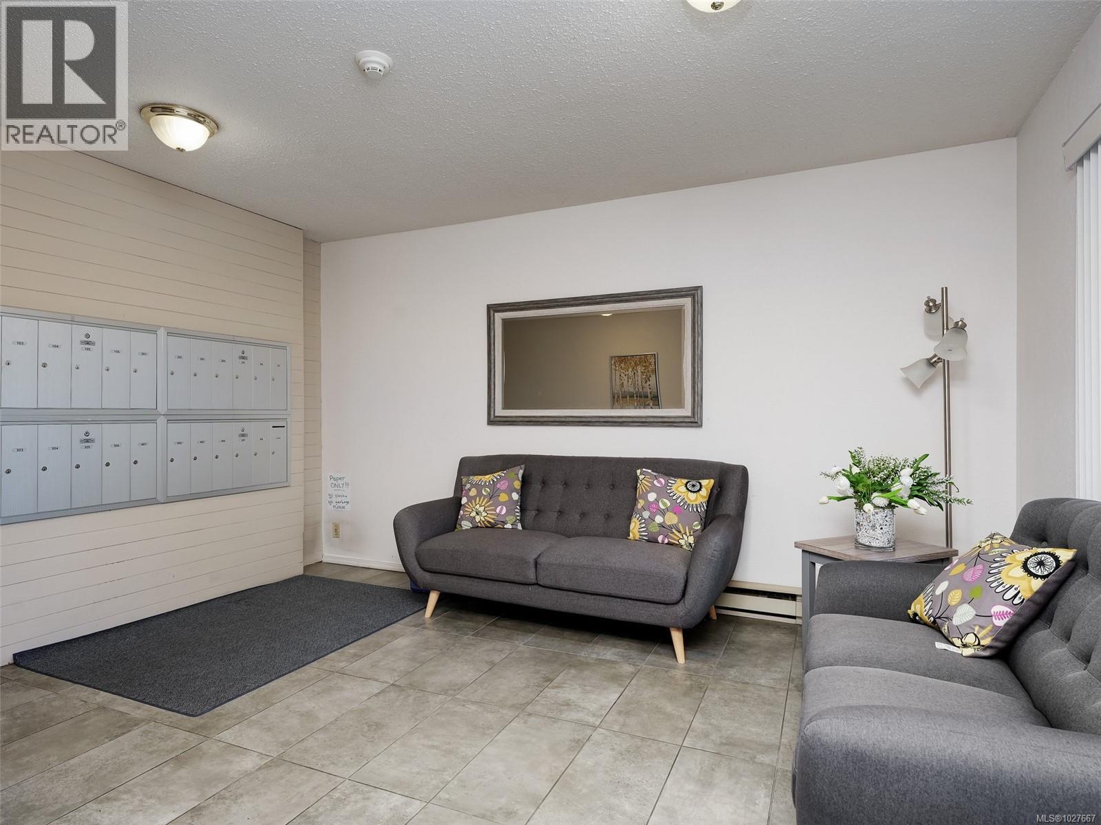 202 3258 Alder Street, Saanich