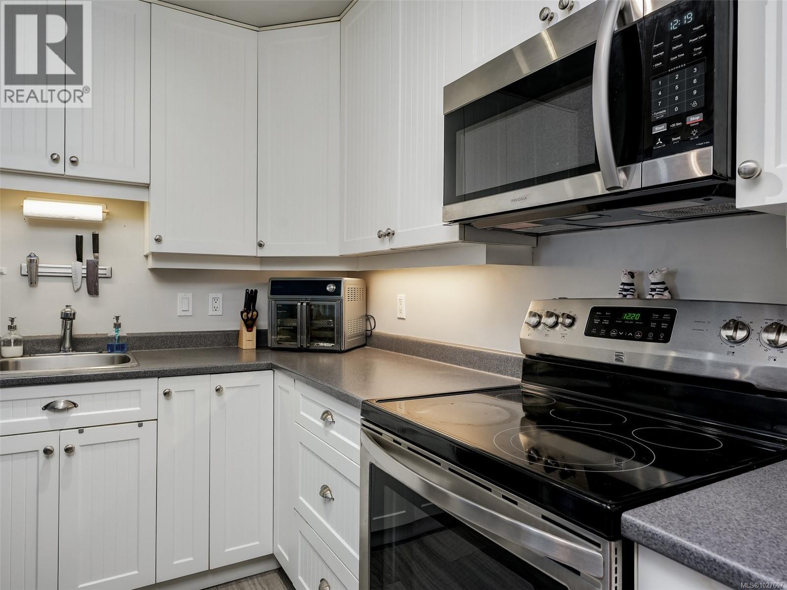 202 3258 Alder Street, Saanich