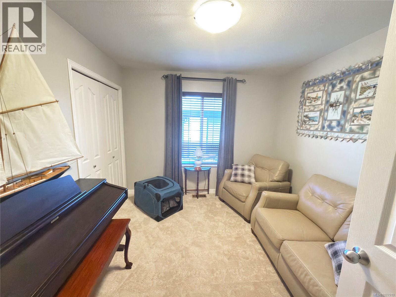 586 Hampstead St - 18