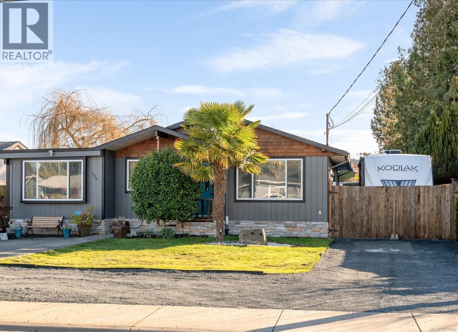 532 Banks Ave W, Parksville