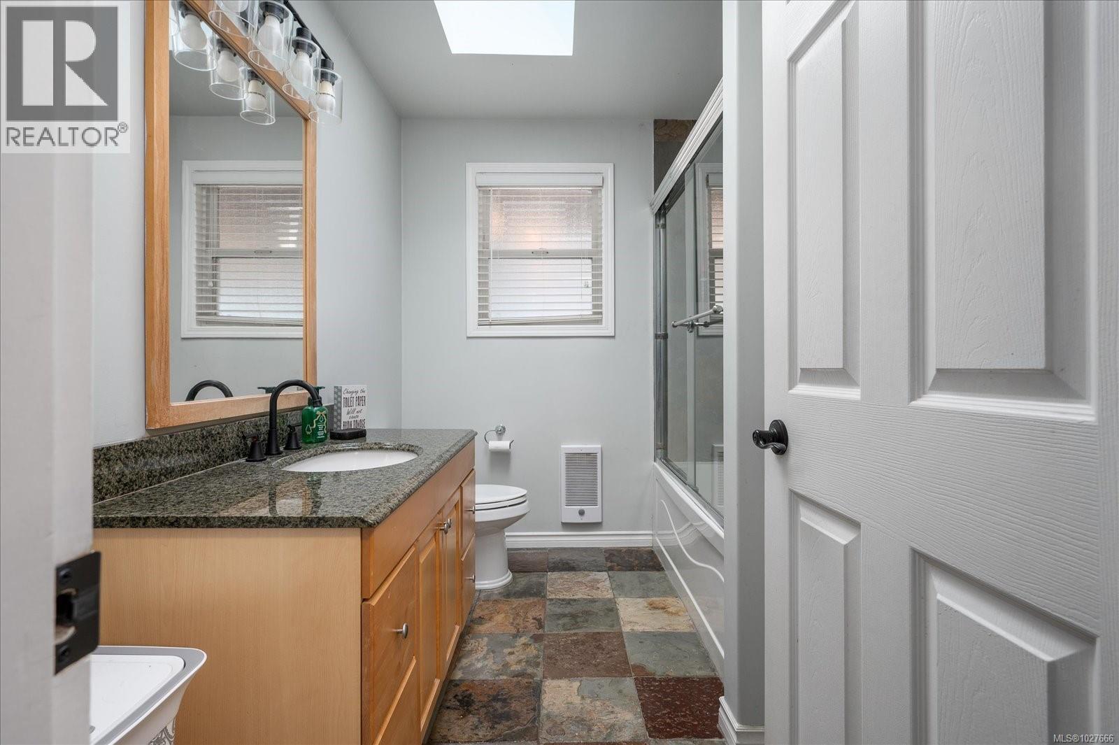 532 Banks Ave W, Parksville