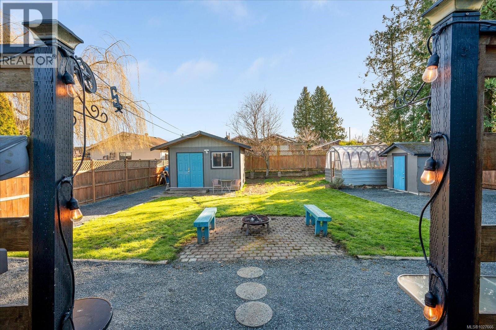 532 Banks Ave W, Parksville