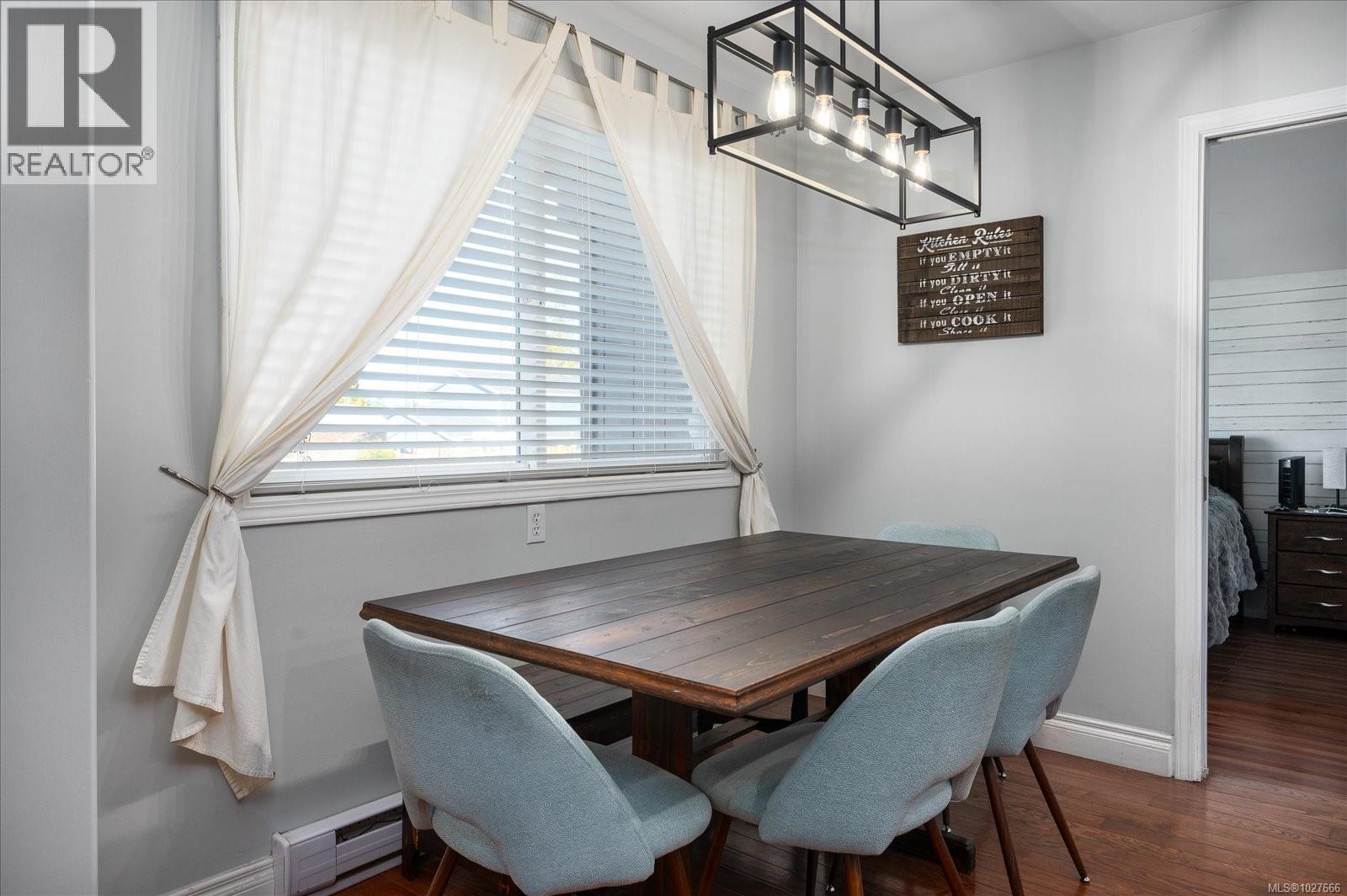 532 Banks Ave W, Parksville