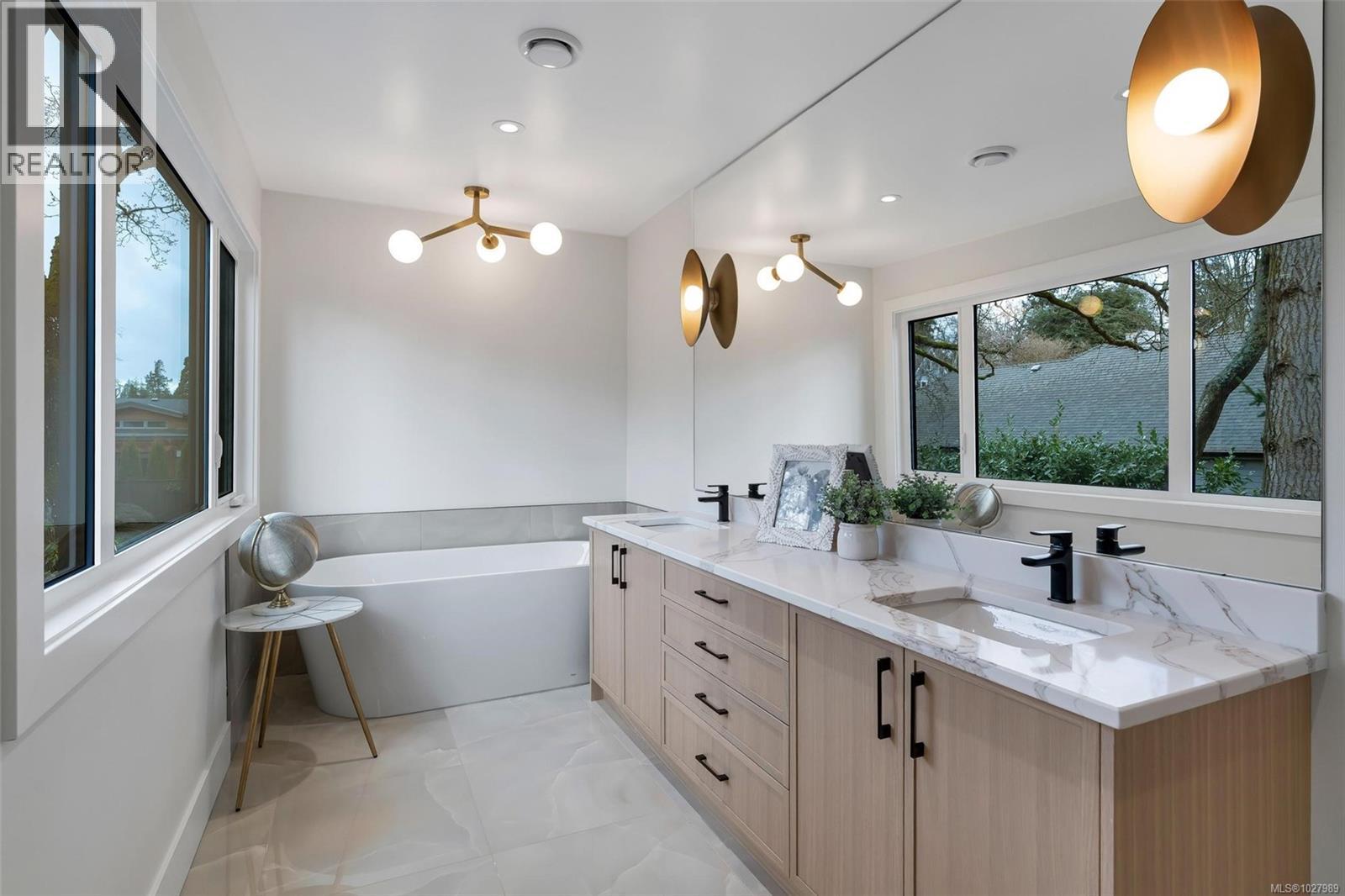 1750 Lyman Duff Lane, Victoria