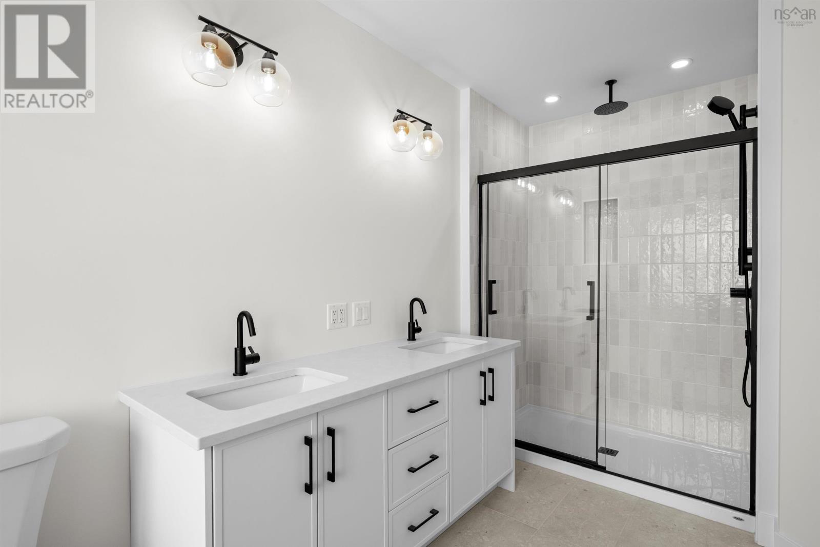 Property 26 of 46 of 69 Grenoble Court