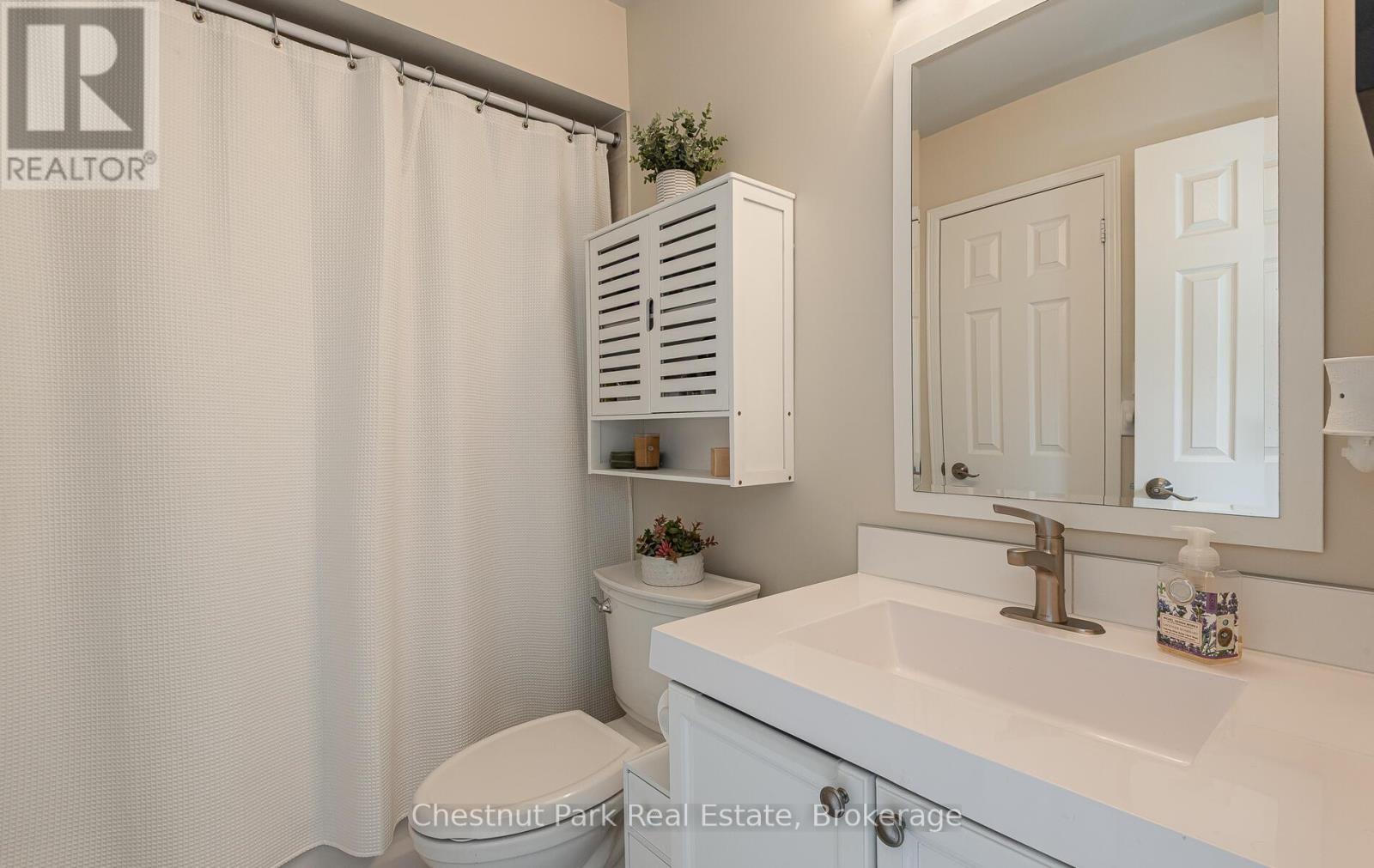 2nd level semi-ensuite to the primary bedroom