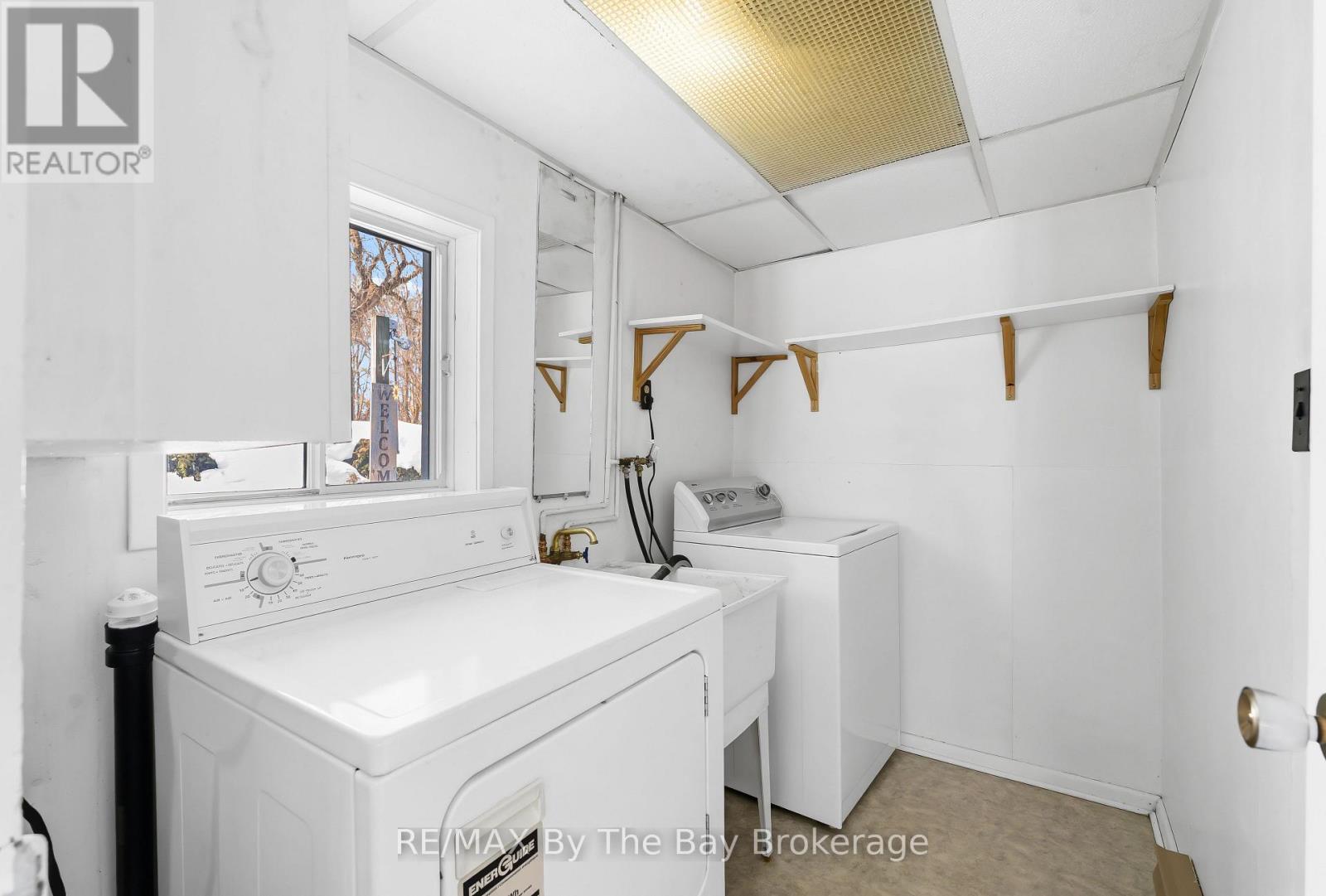 10 WELLINGTON STREET E - 10