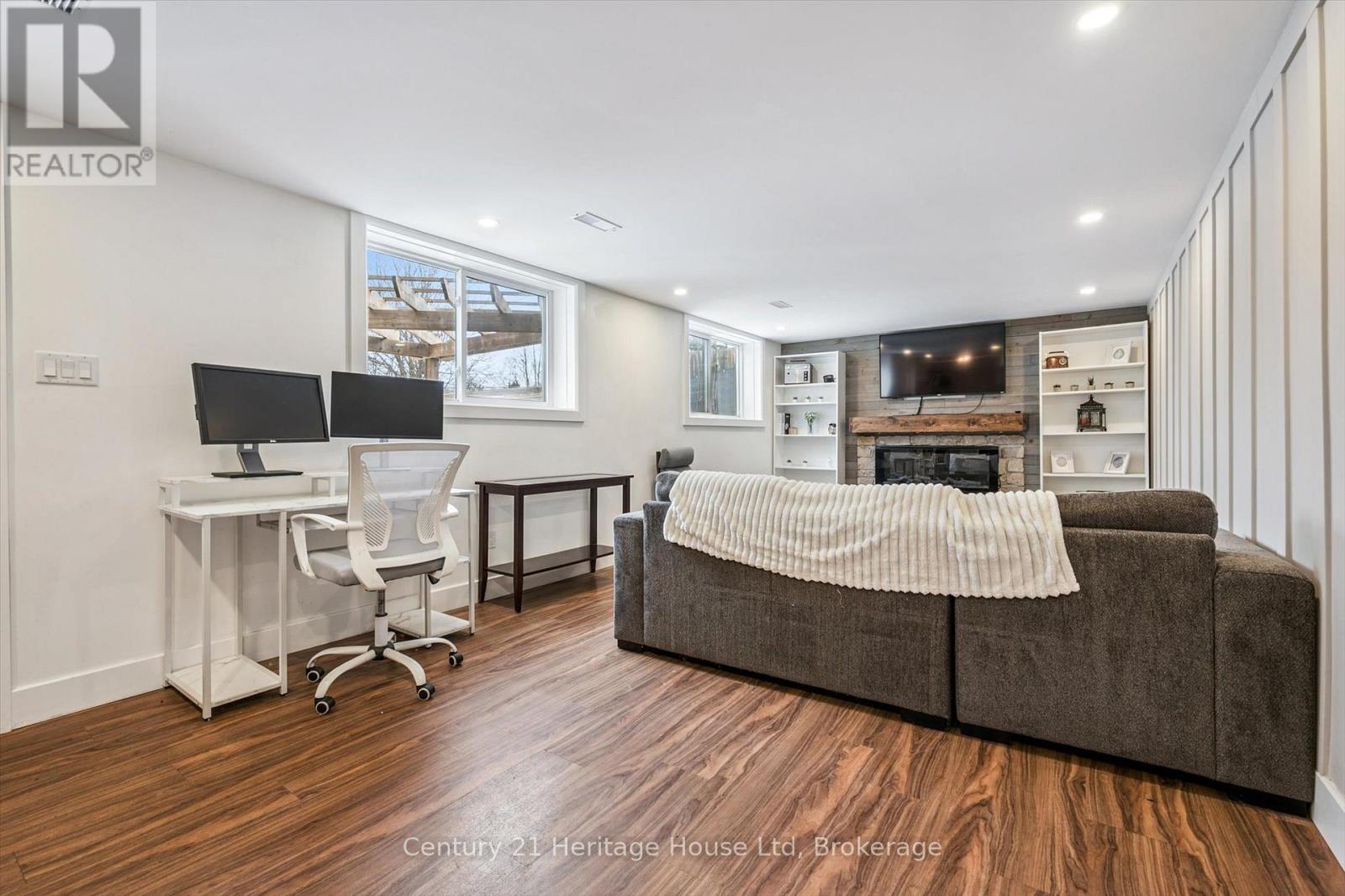 372 VICTORIA ROAD N - 24