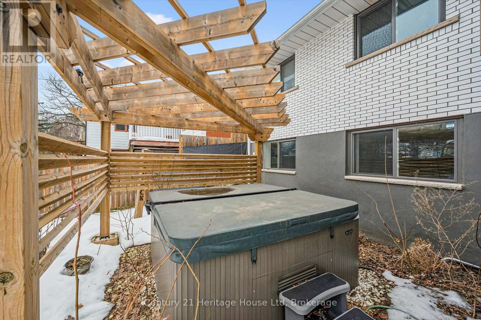 372 VICTORIA ROAD N - 39