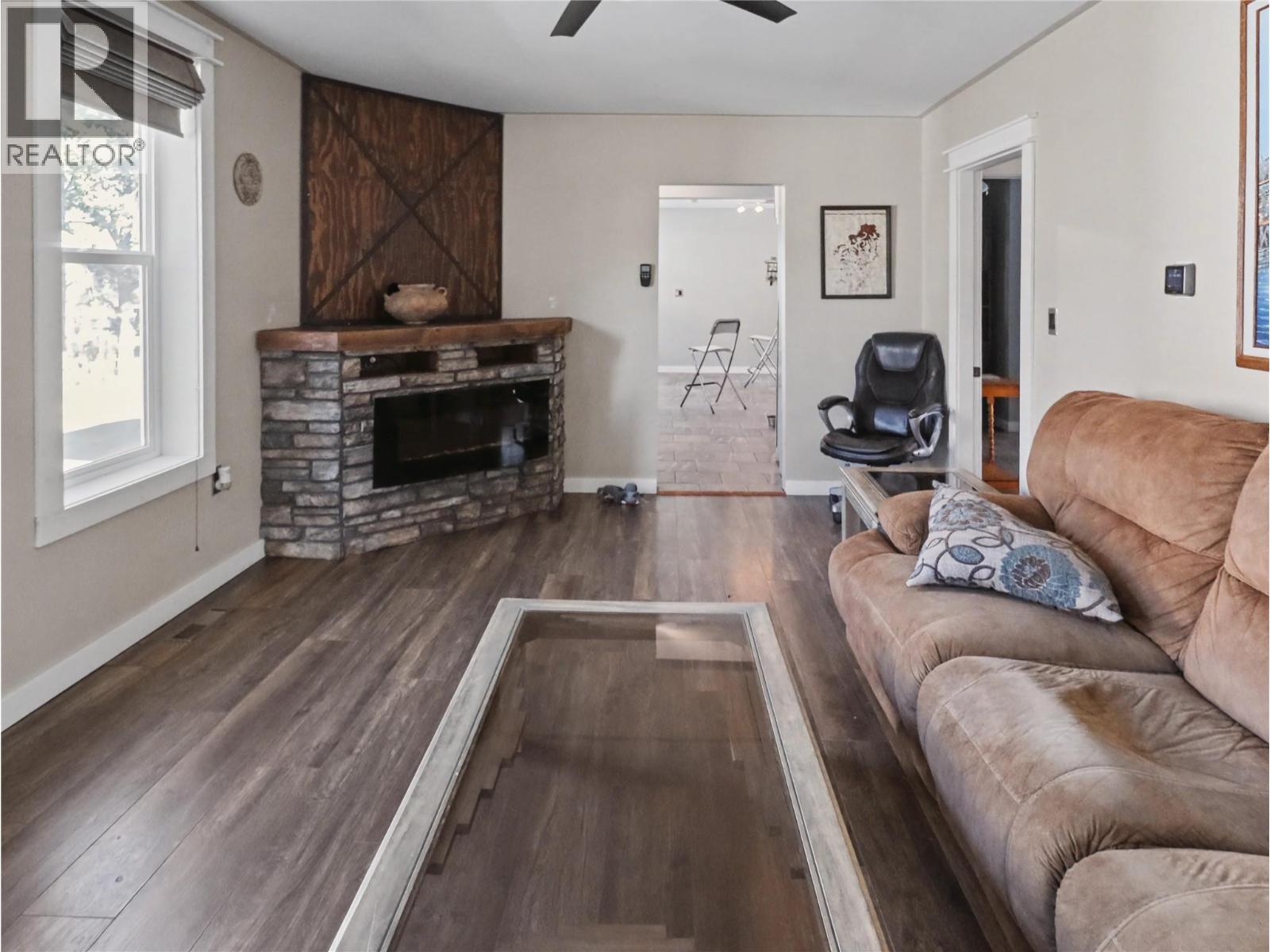 1640 Ode Road, Christina Lake