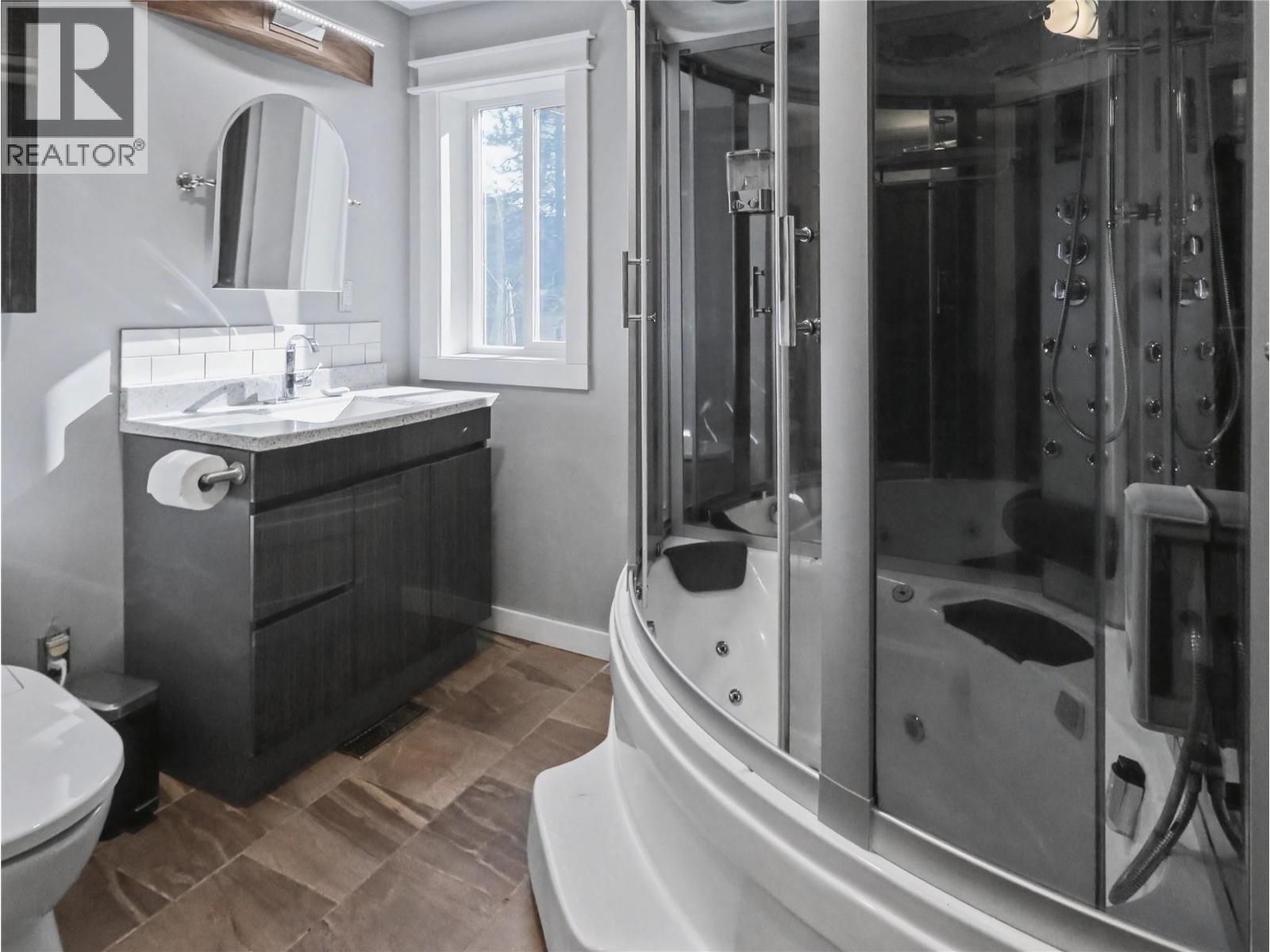 1640 Ode Road, Christina Lake