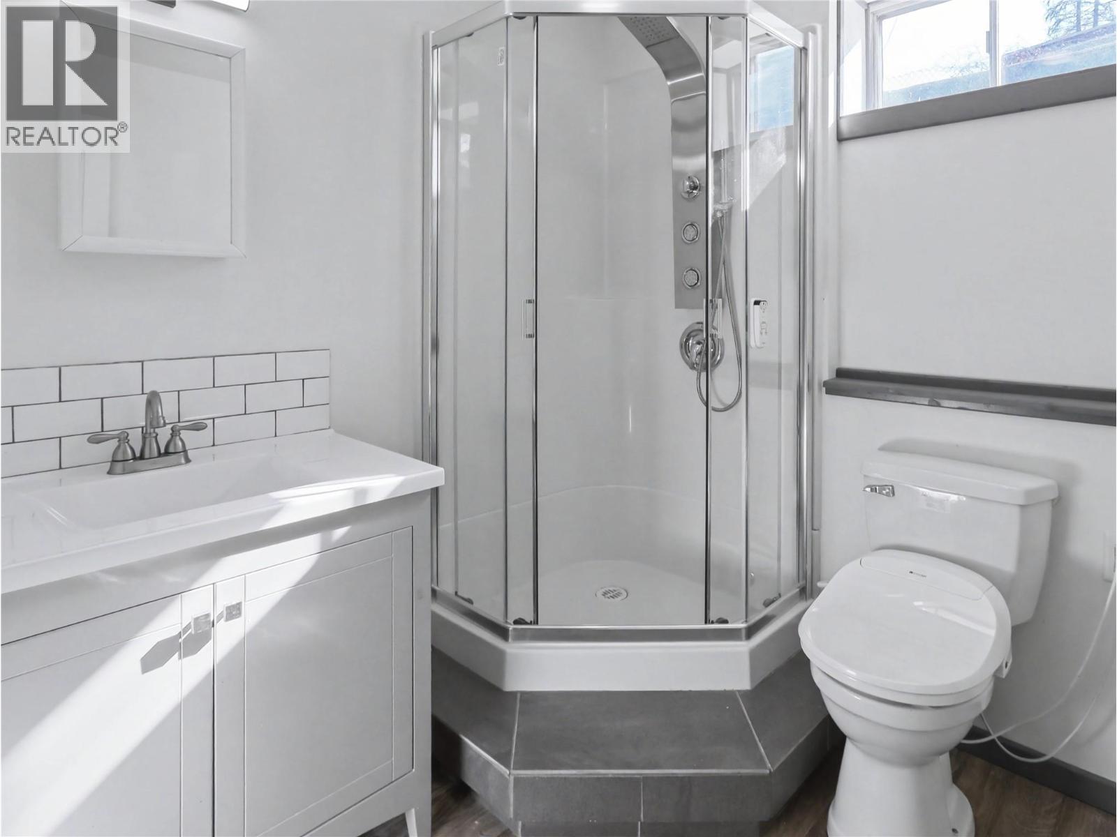 1640 Ode Road, Christina Lake