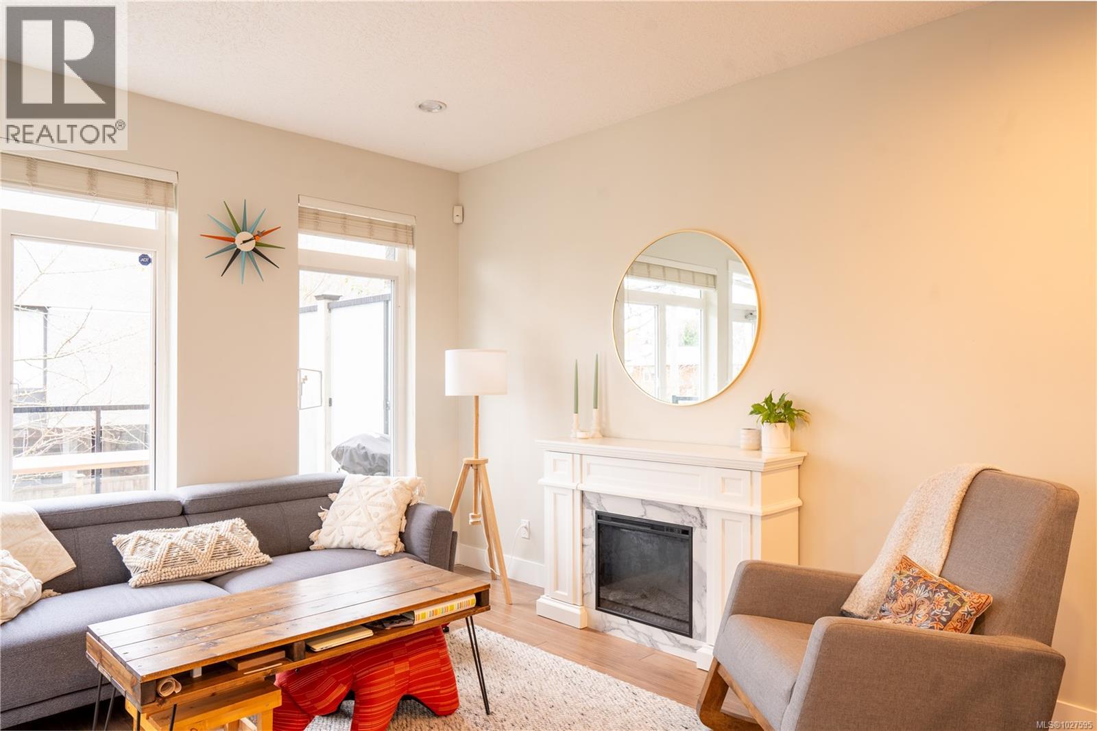 1 2918 Shelbourne Street, Victoria