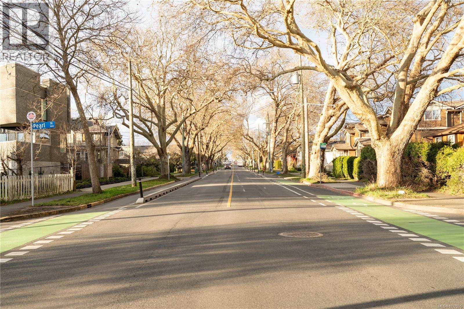 1 2918 Shelbourne Street, Victoria