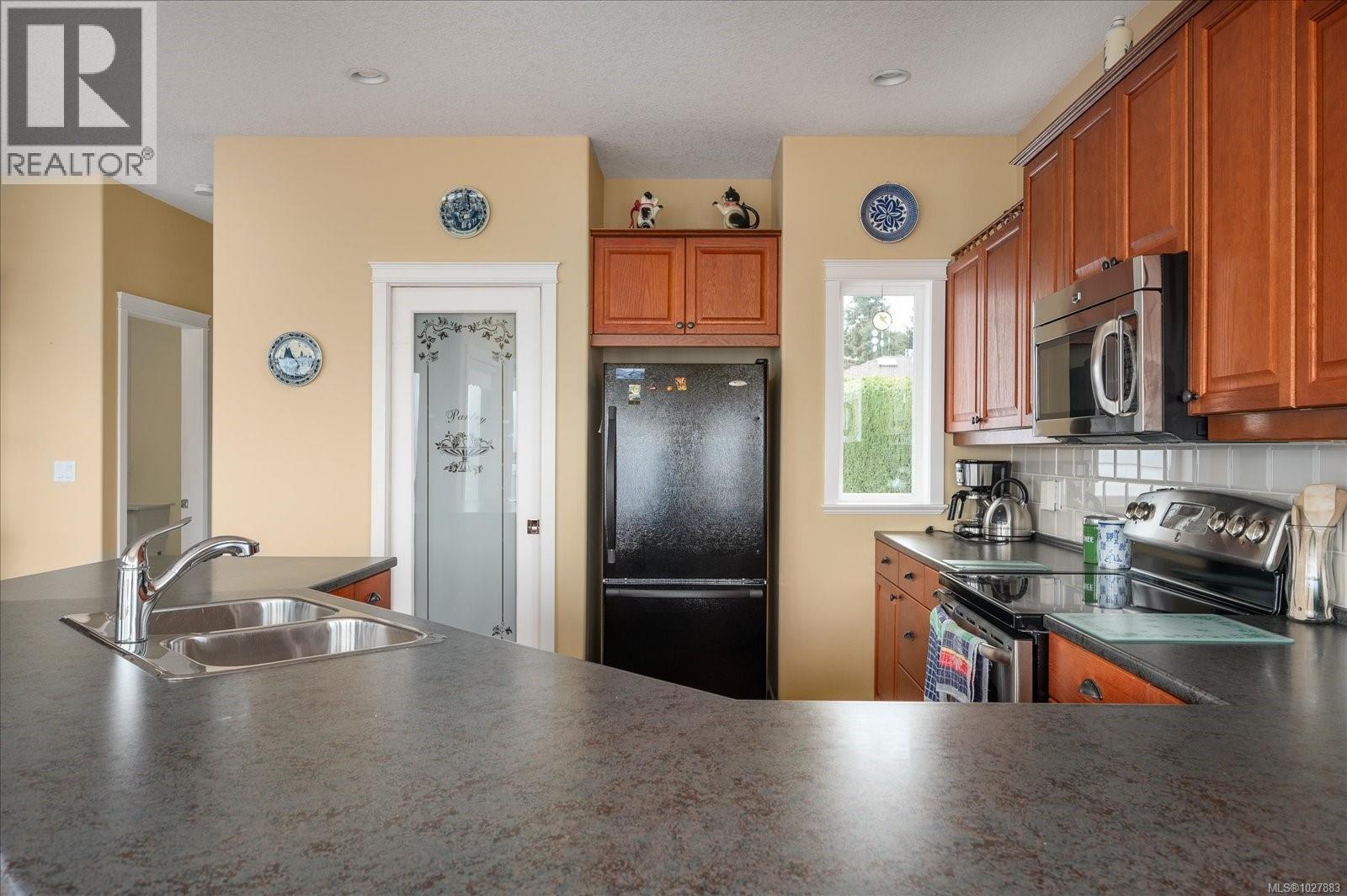 4844 FILLINGER CRES - 18