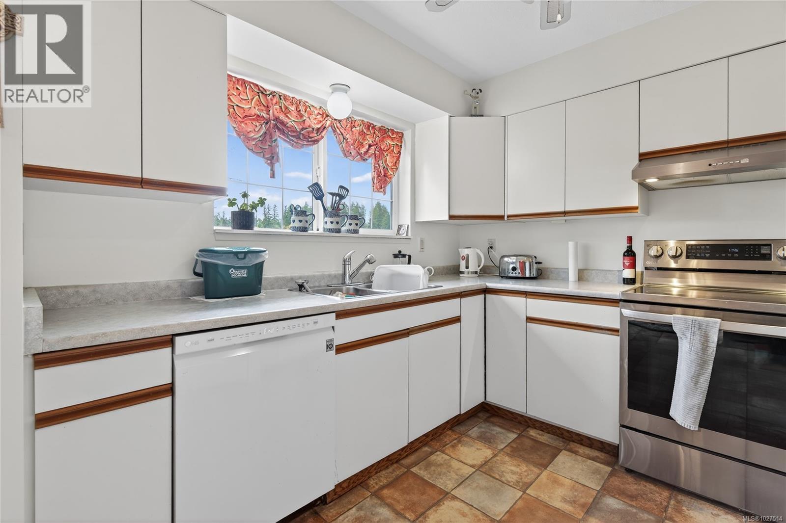 755 Kit Cres - 13