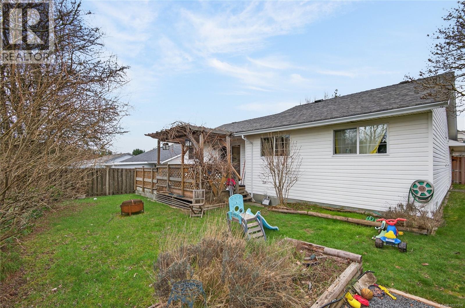 755 Kit Cres - 29