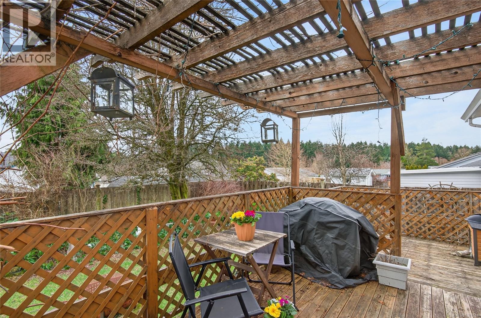755 Kit Cres - 32