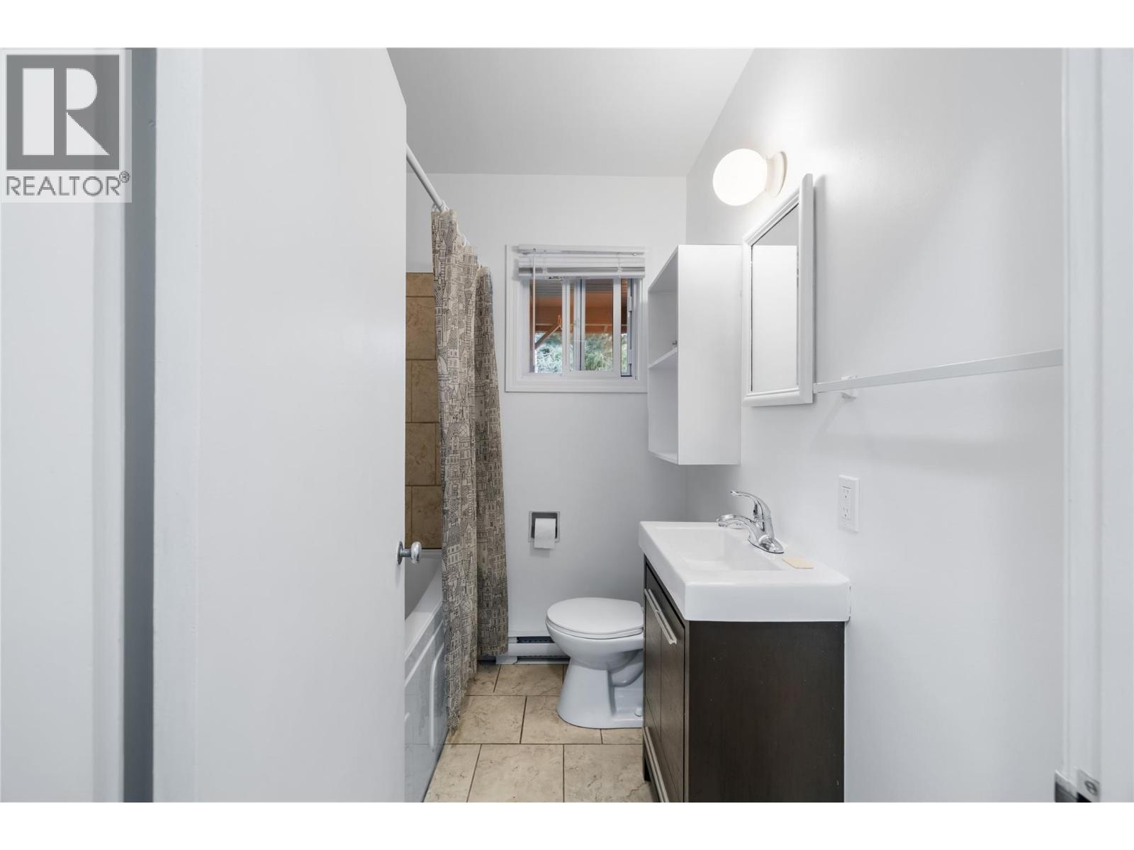 321 GOLF VIEW Street, Riondel