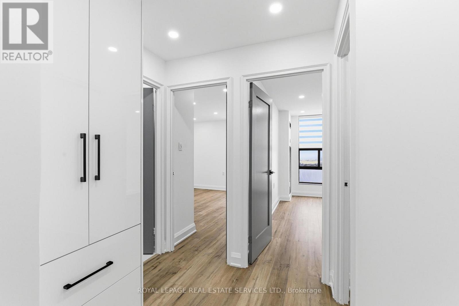#2605 18 KNIGHTSBRIDGE ROAD - 24
