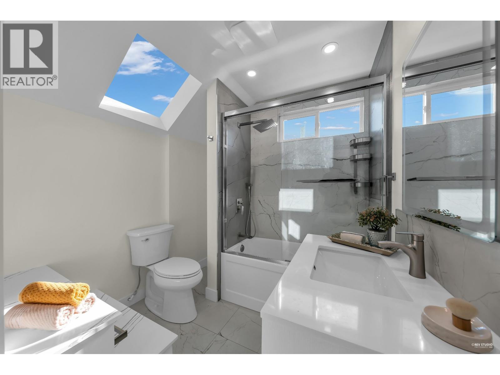 238 E 28TH STREET, North Vancouver