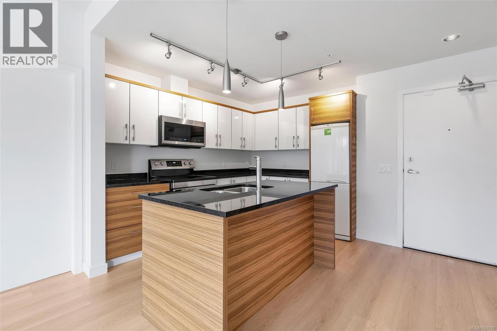 203 4030 Borden Street, Saanich