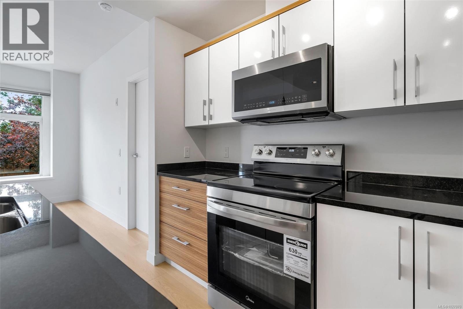 203 4030 Borden Street, Saanich