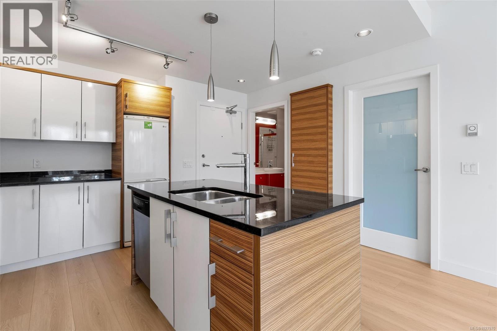 203 4030 Borden Street, Saanich