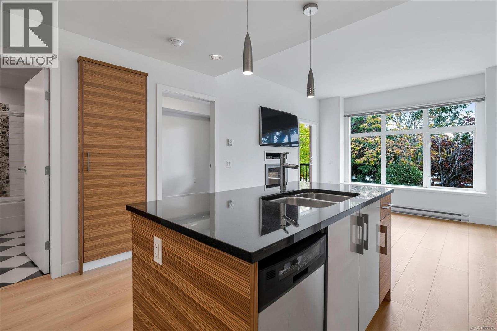 203 4030 Borden Street, Saanich