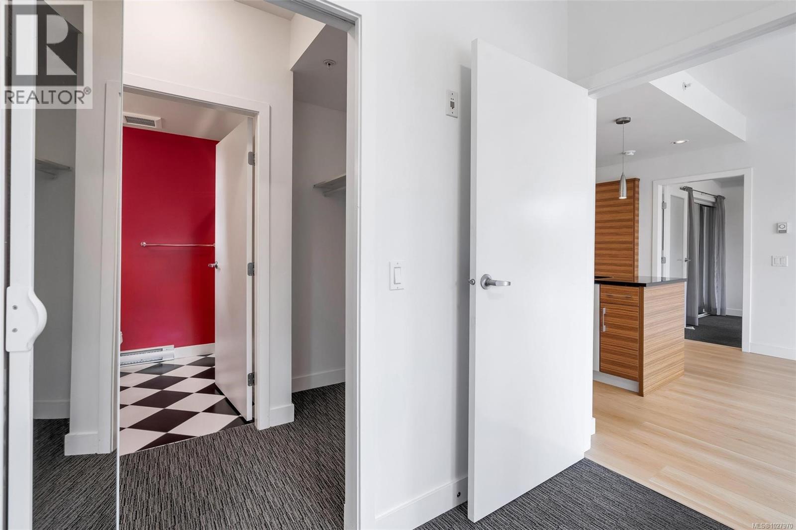 203 4030 Borden Street, Saanich