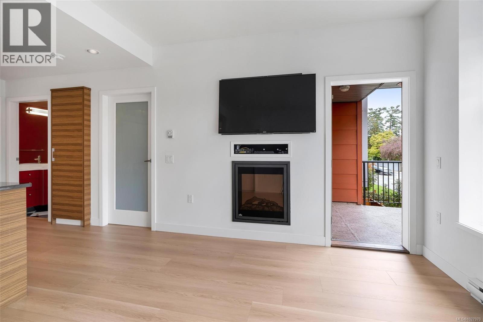 203 4030 Borden Street, Saanich