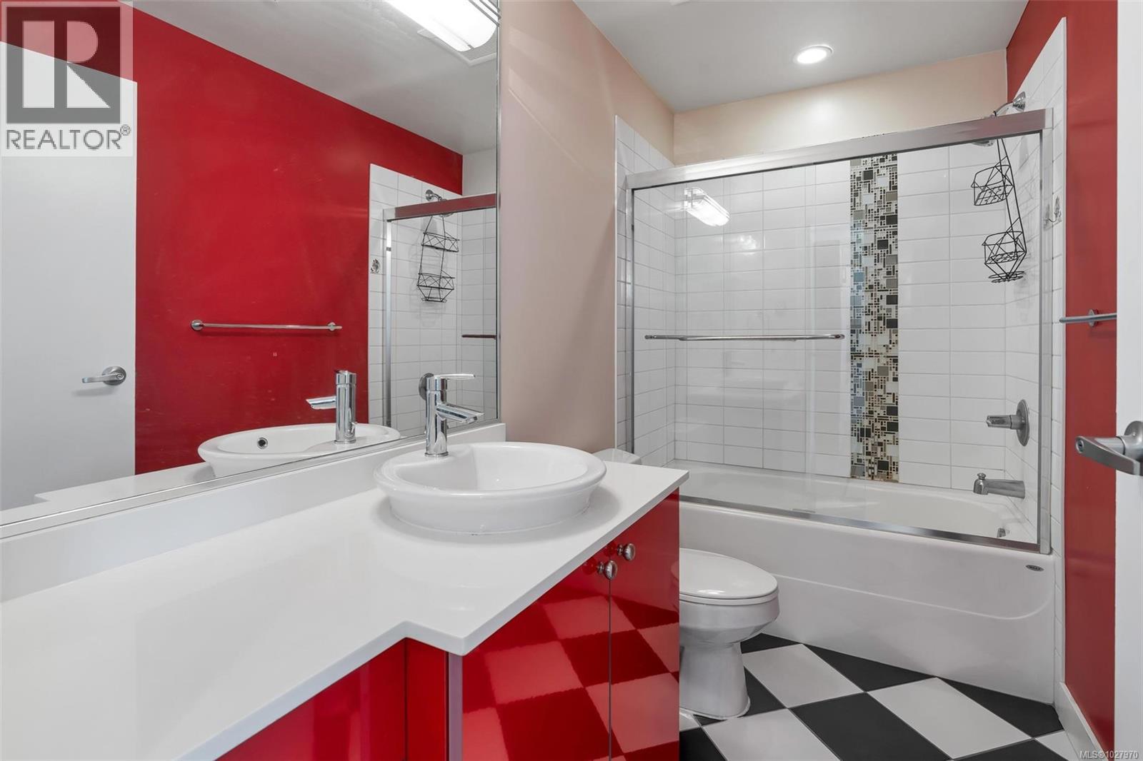 203 4030 Borden Street, Saanich