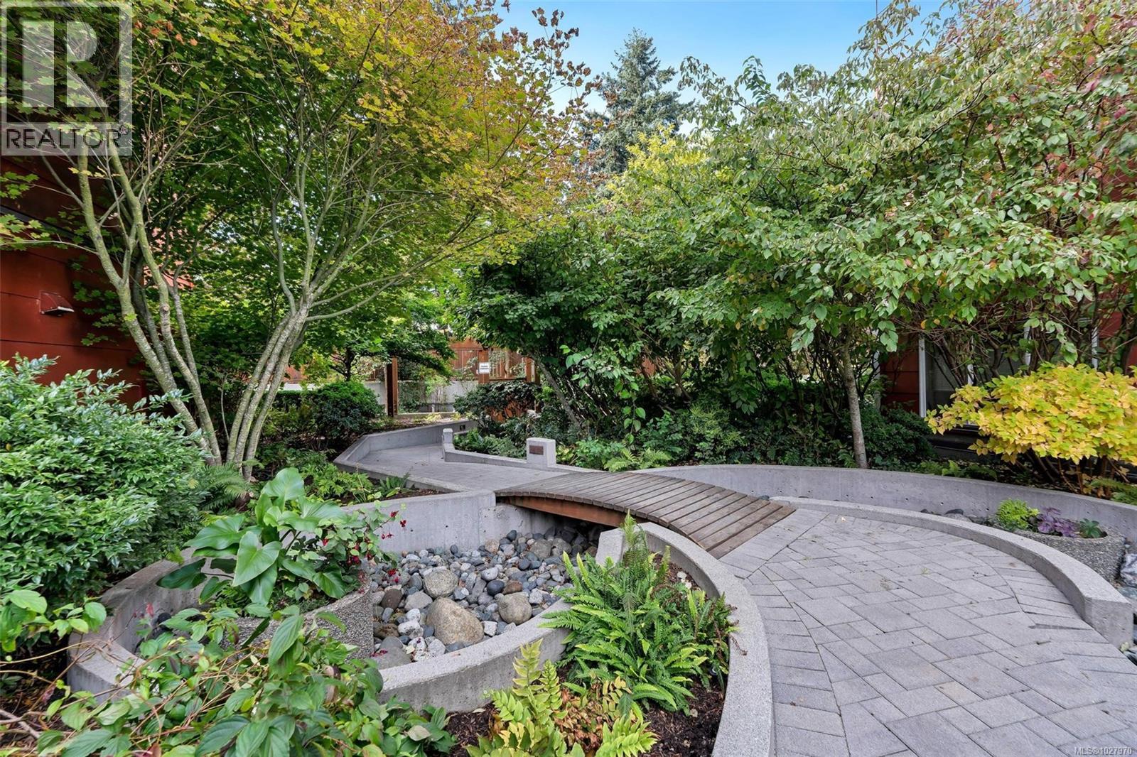 203 4030 Borden Street, Saanich