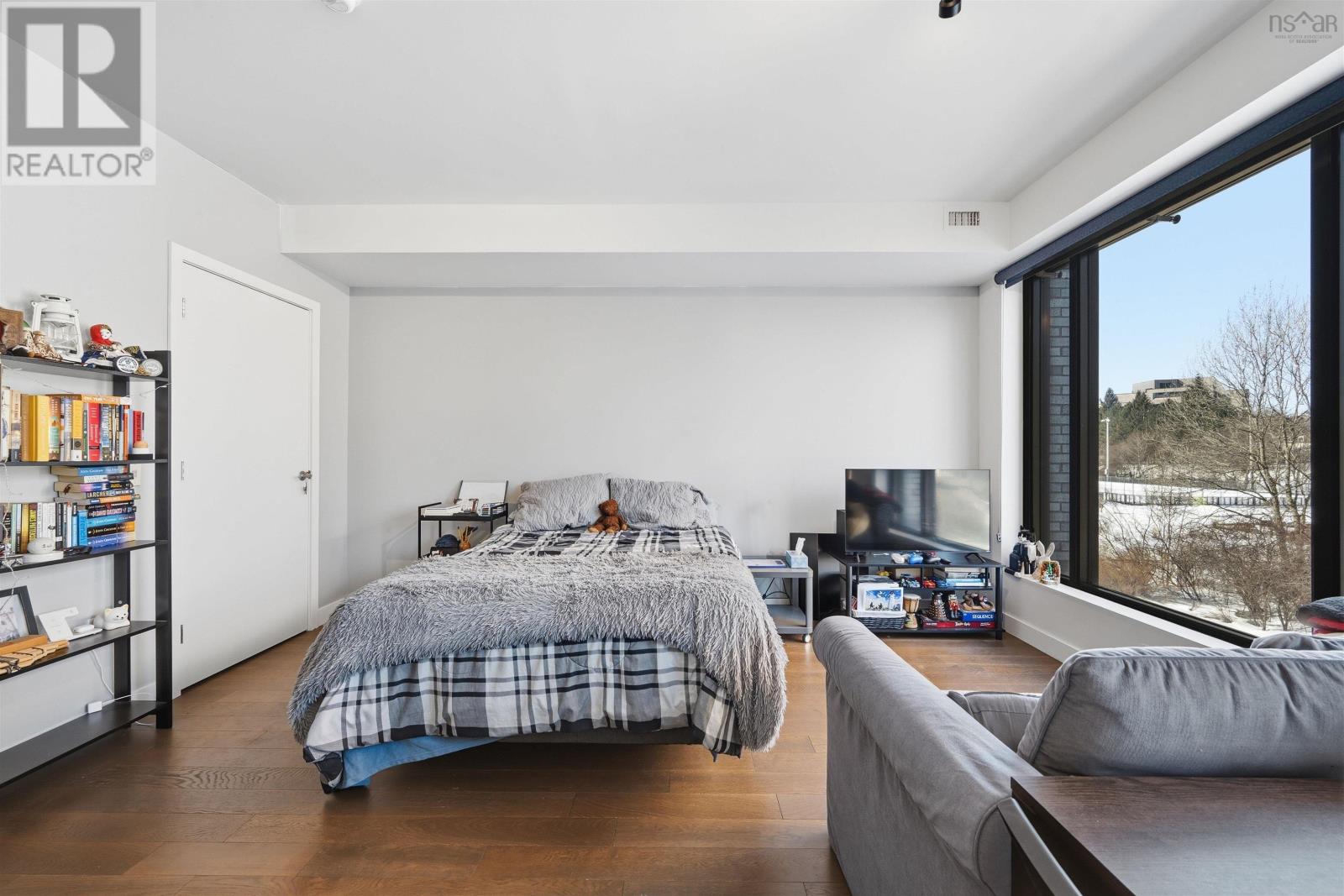 Property 17 of 35 of 305 1048 Wellington Street